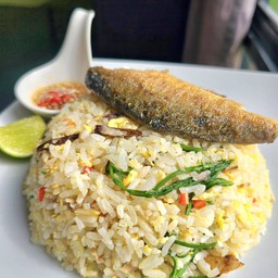 ข้าวผัดปลาทูชะอม