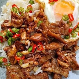 ข้าวหมูกระเทียม น้ำปลาพริก
