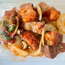 ผัดพริกเผาหมูกรอบราดข้าว