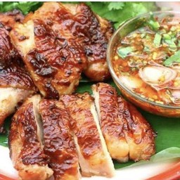ไก่ย่างเตาถ่านสูตรโบราณ(น้ำจิ้มแจ่ว) 1 ตัว