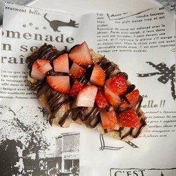 ครอฟเฟิล นูเทล่าสตรอเบอร์รี่ (ใช้สตรอเบอร์รี่สดนำเข้า)