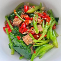 คะน้าปลาอินทรีย์เค็ม(ราดข้าว)