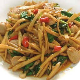 กระเพราลูกชิ้น.หน่อไม้ดองราดข้าว