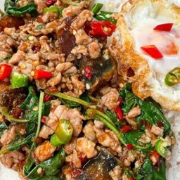 ข้าวกระเพราไข่เยี่ยวม้า