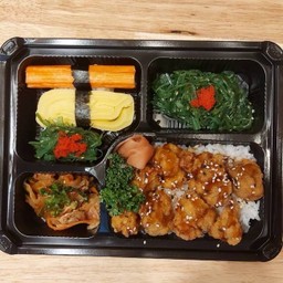 ข้าวหน้าไก่คาราเกะ ฟรีซุปมิโสะ(เบนโตะ)