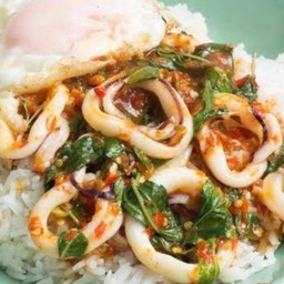 ข้าวกระเพราปลาหมึกจุกๆ