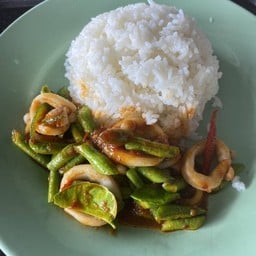 พริกแกงปลาหมึกราดข้าว