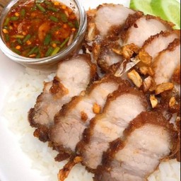 ข้าว_หมูสามชั้นทอด_น้ำจิ้มแจ๋ว