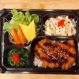 ข้าวหน้าหมูทอดทงคัตสึ ฟรีซุปมิโสะ(เบนโตะ)