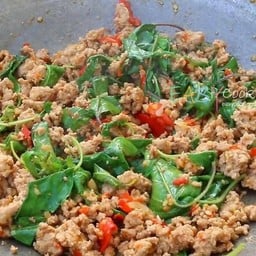 ผัดกระเพราหมูเป็นกับ