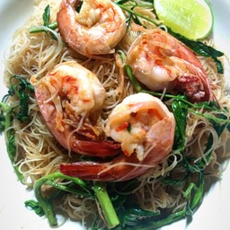เส้นหมี่ผัดกระเฉดกุ้ง