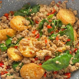 ข้าวราดกะเพราเต้าหู้ไข่หมูสับ