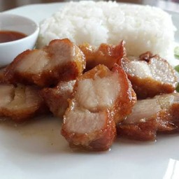 ข้าวหมูสามชั้นทอดน้ำปลา