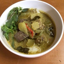 ข้าวปุ้น  แกงเขียวหวานไก่ รสละมุน