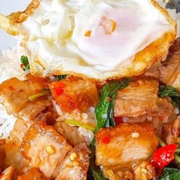 กระเพราหมูกรอบ