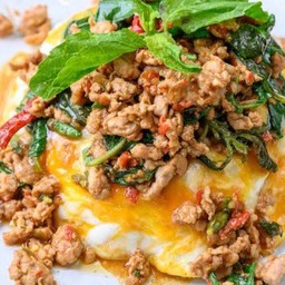 ข้าวไข่ขยี้กะเพราหมูสับ