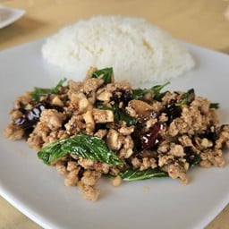 ข้าว หมูสับผัดเห็ดหอมโหระพาพริกแห้ง