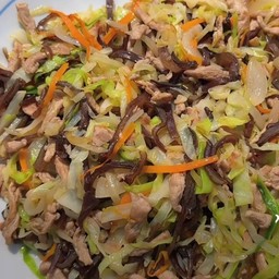ข้าว ราดผัดกะหล่ำปลีหมูสับเห็ดหูหนู