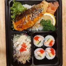 ข้าวหน้าปลาแซลมอนย่างเกลือ ฟรีซุปมิโสะ(เบนโตะ)