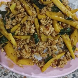 กระเพราไก่หน่อไม้