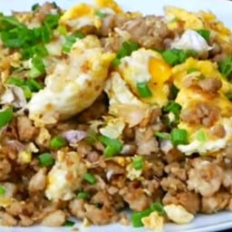 ข้าวราดหมูสับคั่วไข่กระเทียม