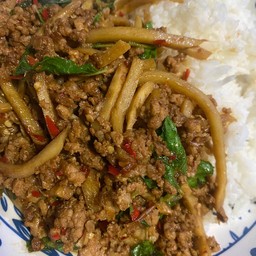 กะเพราหมูสับหน่อไม้เหลืองราดข้าว