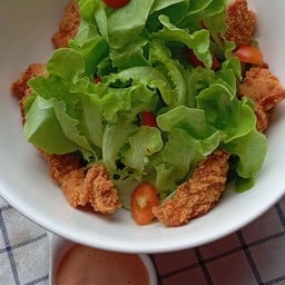 สลัดไก่กรอบเทาซั่นซอส