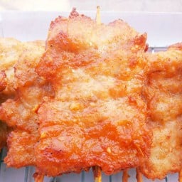 ร้านน้องอิ่มหมูทอดเสียบไม้ ไรเดอร์มาตามหมุด