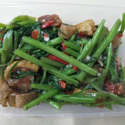 ผักปุ้งไฟแดงใส่หมูกรอบ