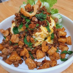 ชุดข้าวกระเพราหมู +กากหมู+ไข่ข้น