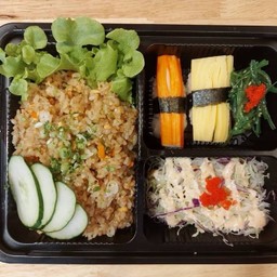 ข้าวผัดปลาแซลมอน ฟรี ซุปมิโสะ(เบนโตะ)