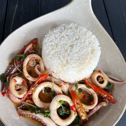 ข้าวกะเพราปลาหมึก