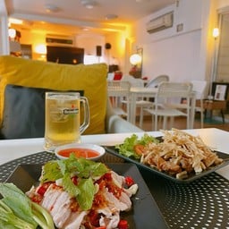 หมูมะนาว และ ไก่ทอดขิงกรอบ