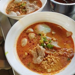 ก๋วยเตี๋ยวเเชมป์อิ่มอร่อย ยายบัต