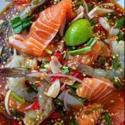 ยำแซลมอนกุ้งสด