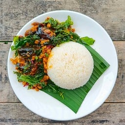 ข้าวกระเพราไข่เหยี่ยวม้า