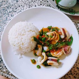 ข้าวผัดกระเพรา (ปลาหมึก)