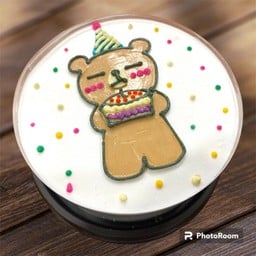 พี่หมีถือเค้ก