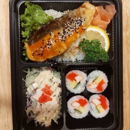 ข้าวหน้าปลาแซลมอนย่างเทอริ ฟรีซุปมิโสะ(เบนโตะ)