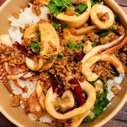 ข้าวเพราหมูสับปลาหมึก