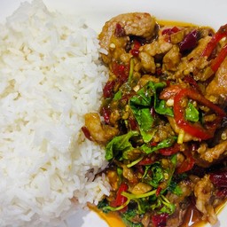 กระเพาพริกแห้งหมูชิ้น