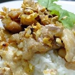 ข้าวหมูกระเทียม