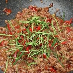 ข้าวราดหมูสับผัดน้ำพริกกะปิ