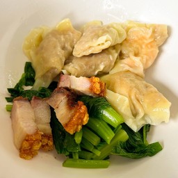 เกี๊ยวหมู + เกี๊ยวกุ้ง +หมูกรอบ