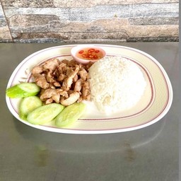 ข้าวราดผัดกระเทียมพริกไทย