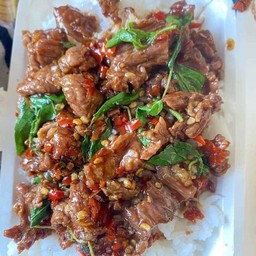 กระเพราพริกแห้งลูกหมู