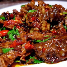 กะเพราเนื้อตุ๋น (กับข้าว)