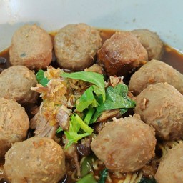 ก๋วยเตี๋ยวเนื้อลูกชิ้นเอ็นเนื้อล้วน-จัมโบ้