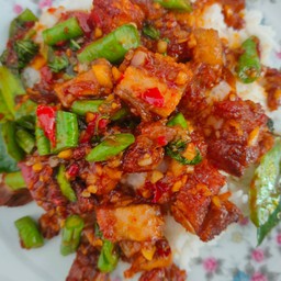 ผัดพริกแกงหมูกรอบ (ราดข้าว)