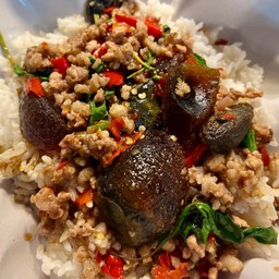 กะเพราหมูสับ ไข่เยี่ยวม้าเต็มๆใบ